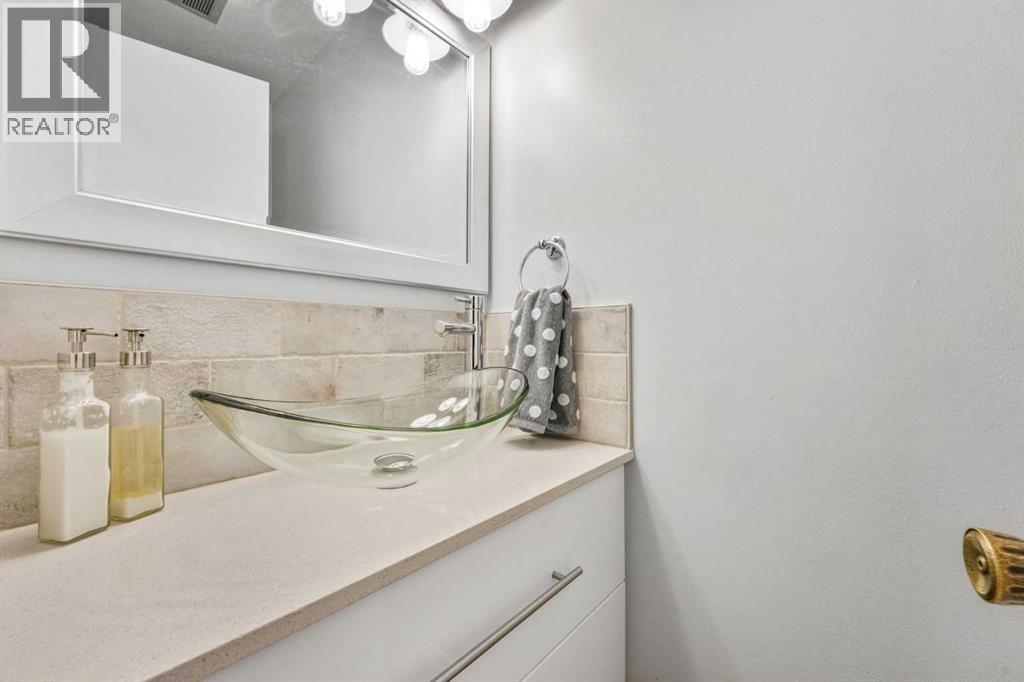 70 Brae Glen Lane SW, Calgary, Alberta  T2W 1B6 - Photo 21 - A2332250