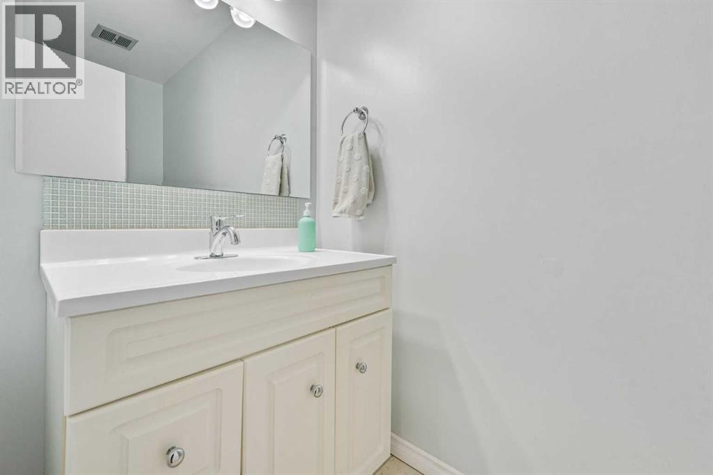 70 Brae Glen Lane SW, Calgary, Alberta  T2W 1B6 - Photo 36 - A2332250