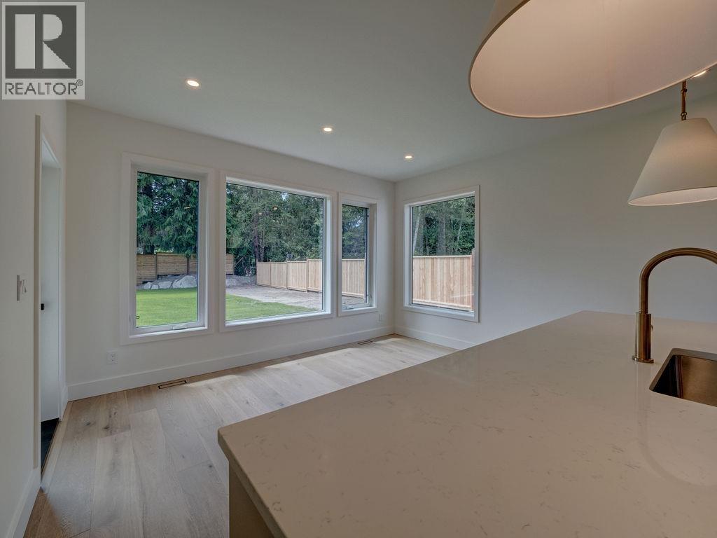 385 Solaz Place, Gibsons, British Columbia  V0N 1V5 - Photo 10 - R3151837