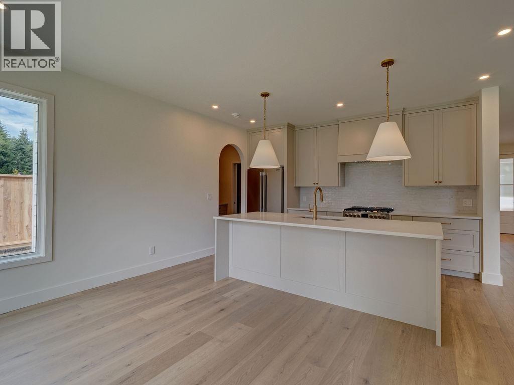 385 Solaz Place, Gibsons, British Columbia  V0N 1V5 - Photo 13 - R3151837