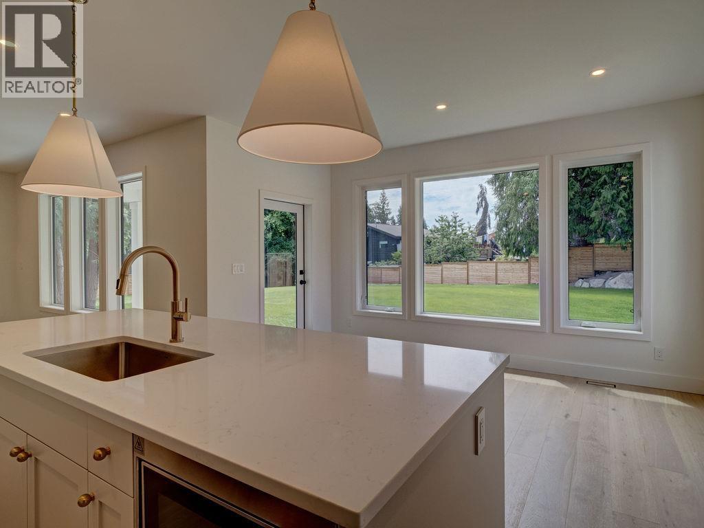 385 Solaz Place, Gibsons, British Columbia  V0N 1V5 - Photo 16 - R3151837