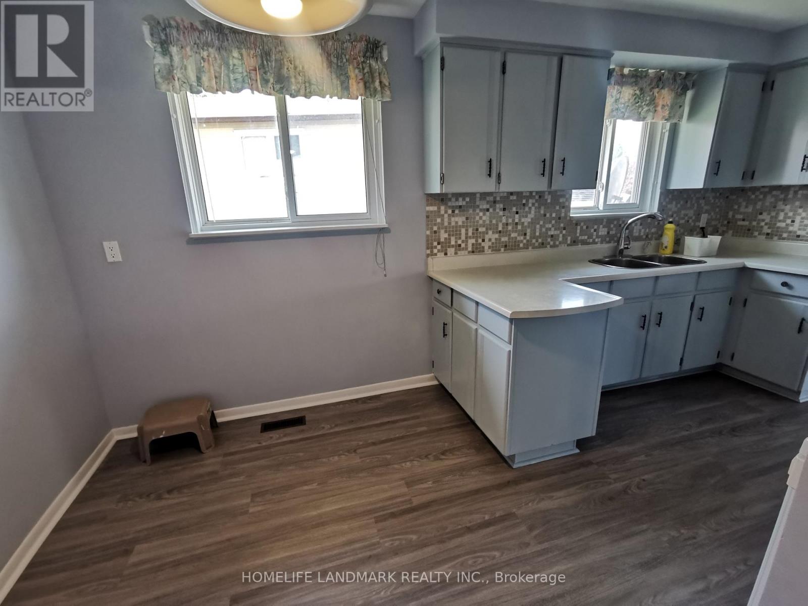 16 Nortonville Drive, Toronto, Ontario  M1T 2G8 - Photo 4 - E13629700