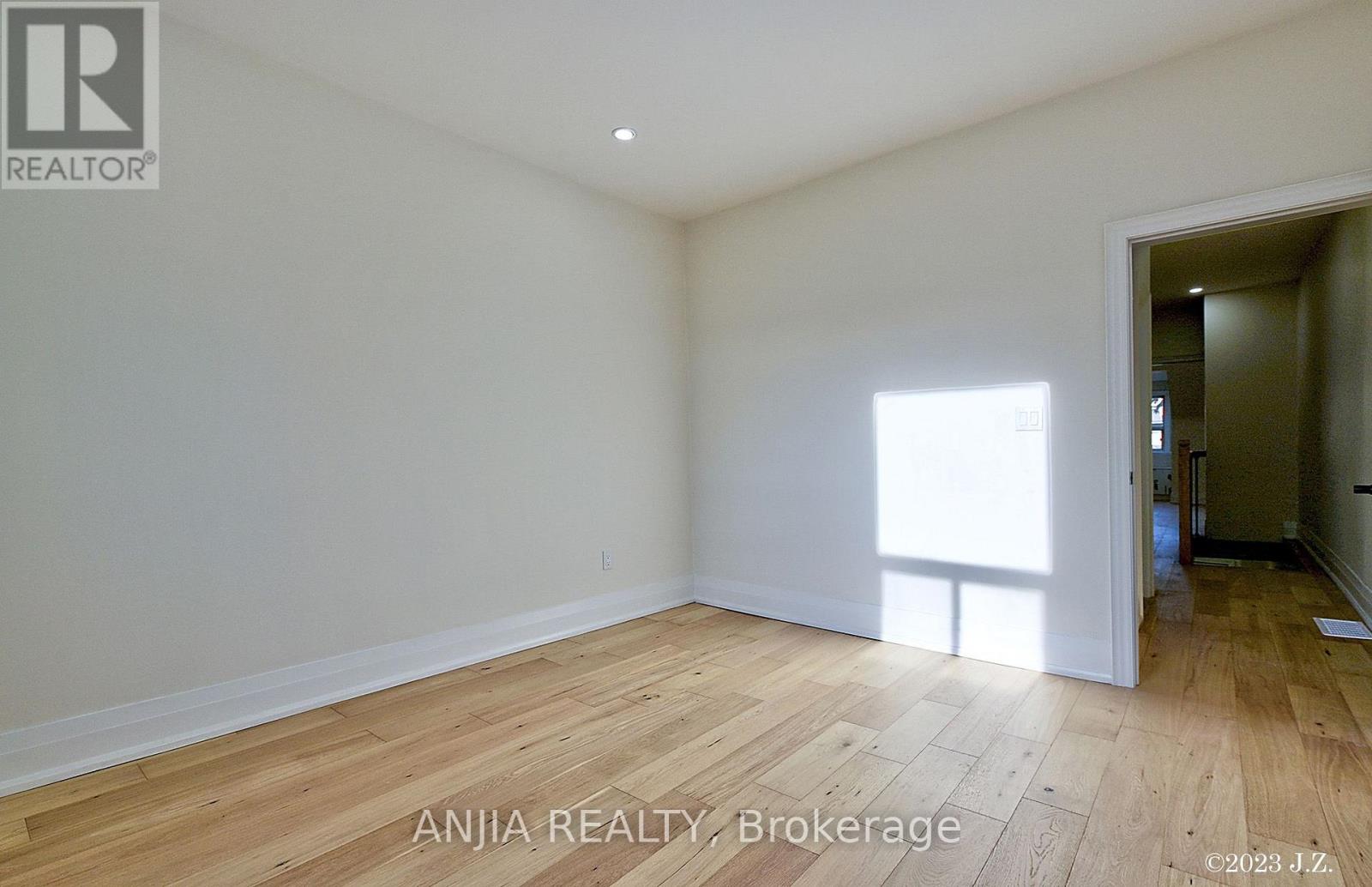 Upper - 36 Gough Avenue, Toronto, Ontario  M4K 3N7 - Photo 11 - E13629742
