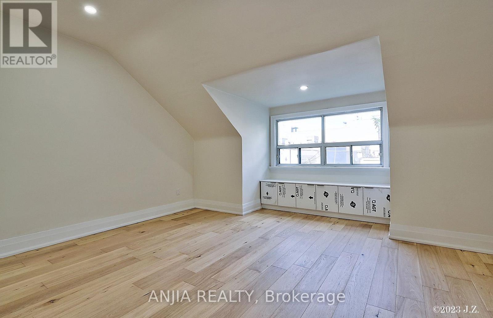 Upper - 36 Gough Avenue, Toronto, Ontario  M4K 3N7 - Photo 15 - E13629742