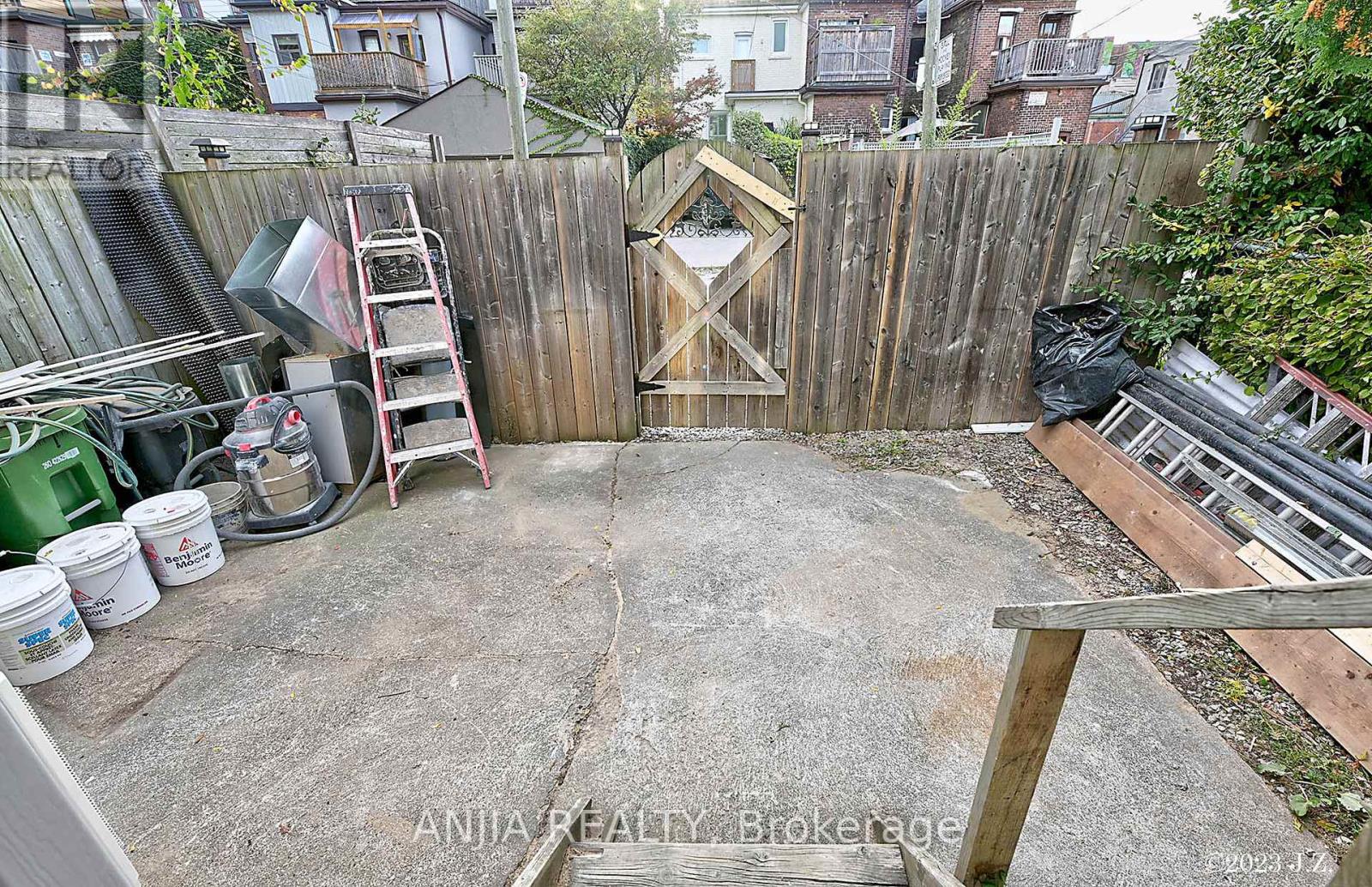 Upper - 36 Gough Avenue, Toronto, Ontario  M4K 3N7 - Photo 16 - E13629742