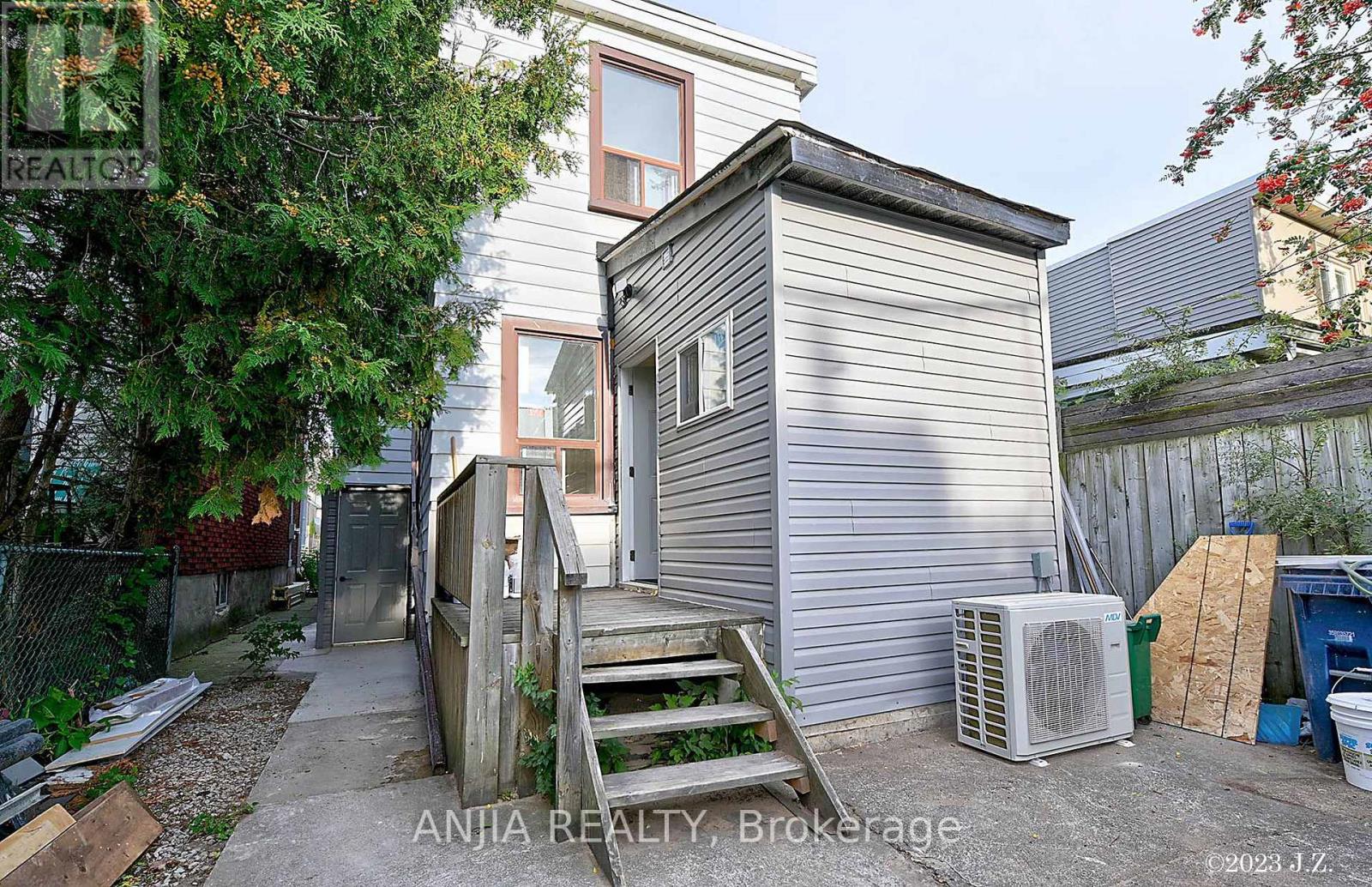 Upper - 36 Gough Avenue, Toronto, Ontario  M4K 3N7 - Photo 17 - E13629742