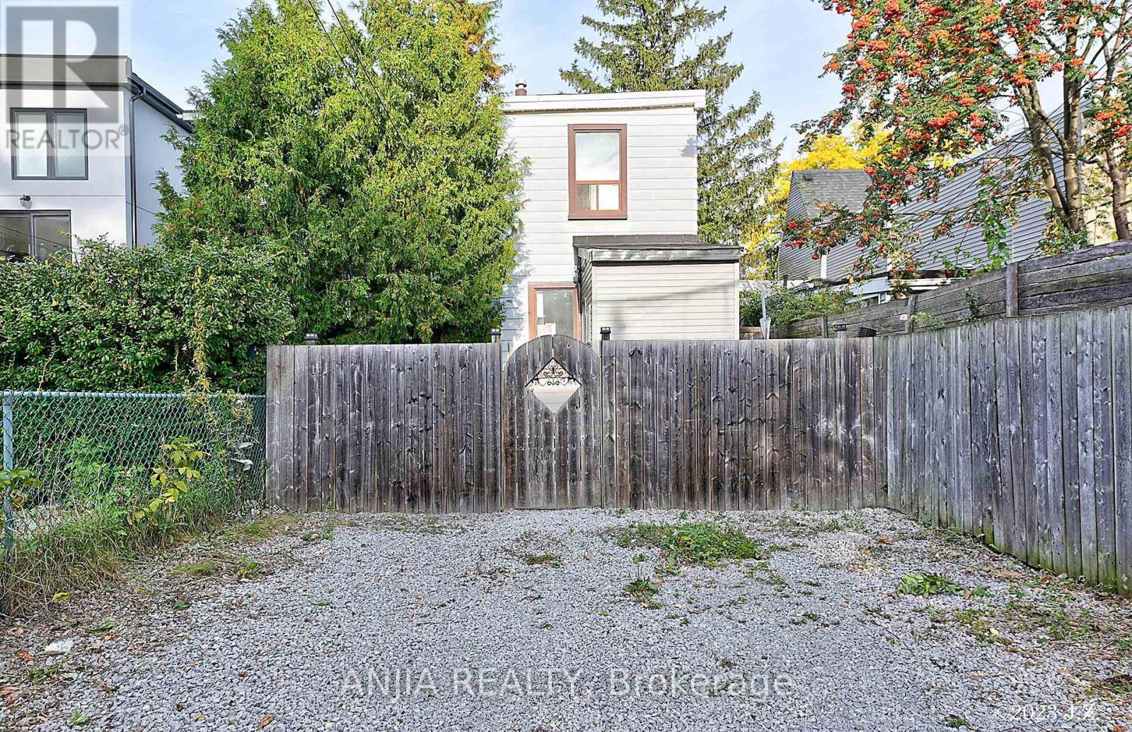 Upper - 36 Gough Avenue, Toronto, Ontario  M4K 3N7 - Photo 18 - E13629742