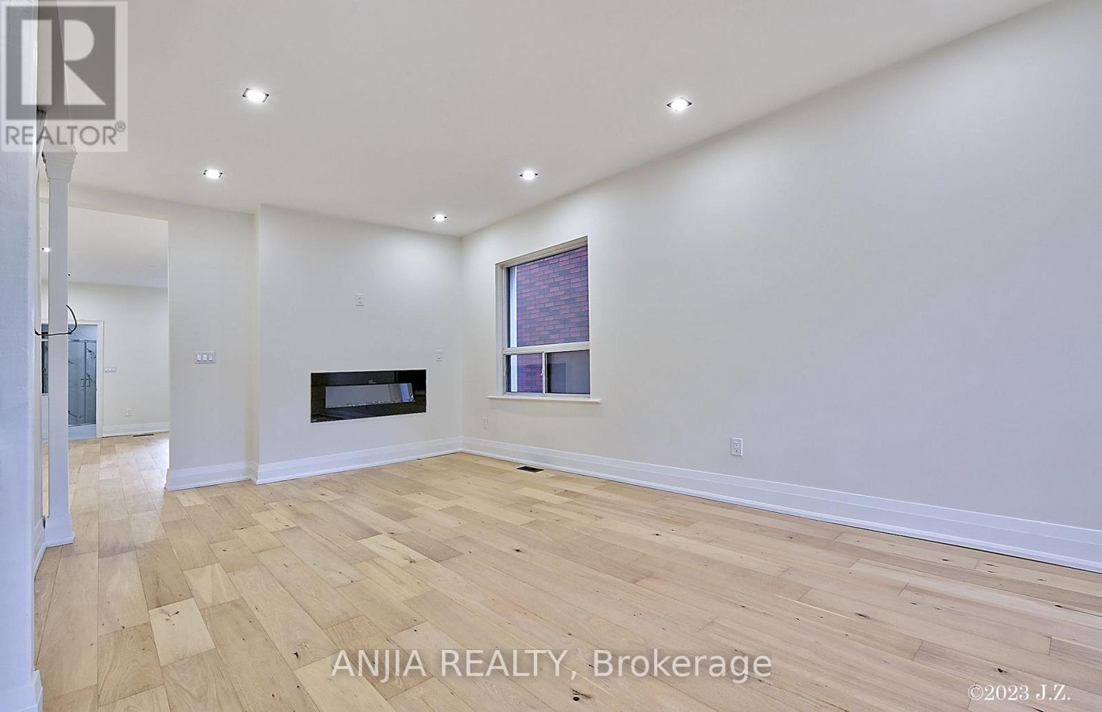 Upper - 36 Gough Avenue, Toronto, Ontario  M4K 3N7 - Photo 2 - E13629742