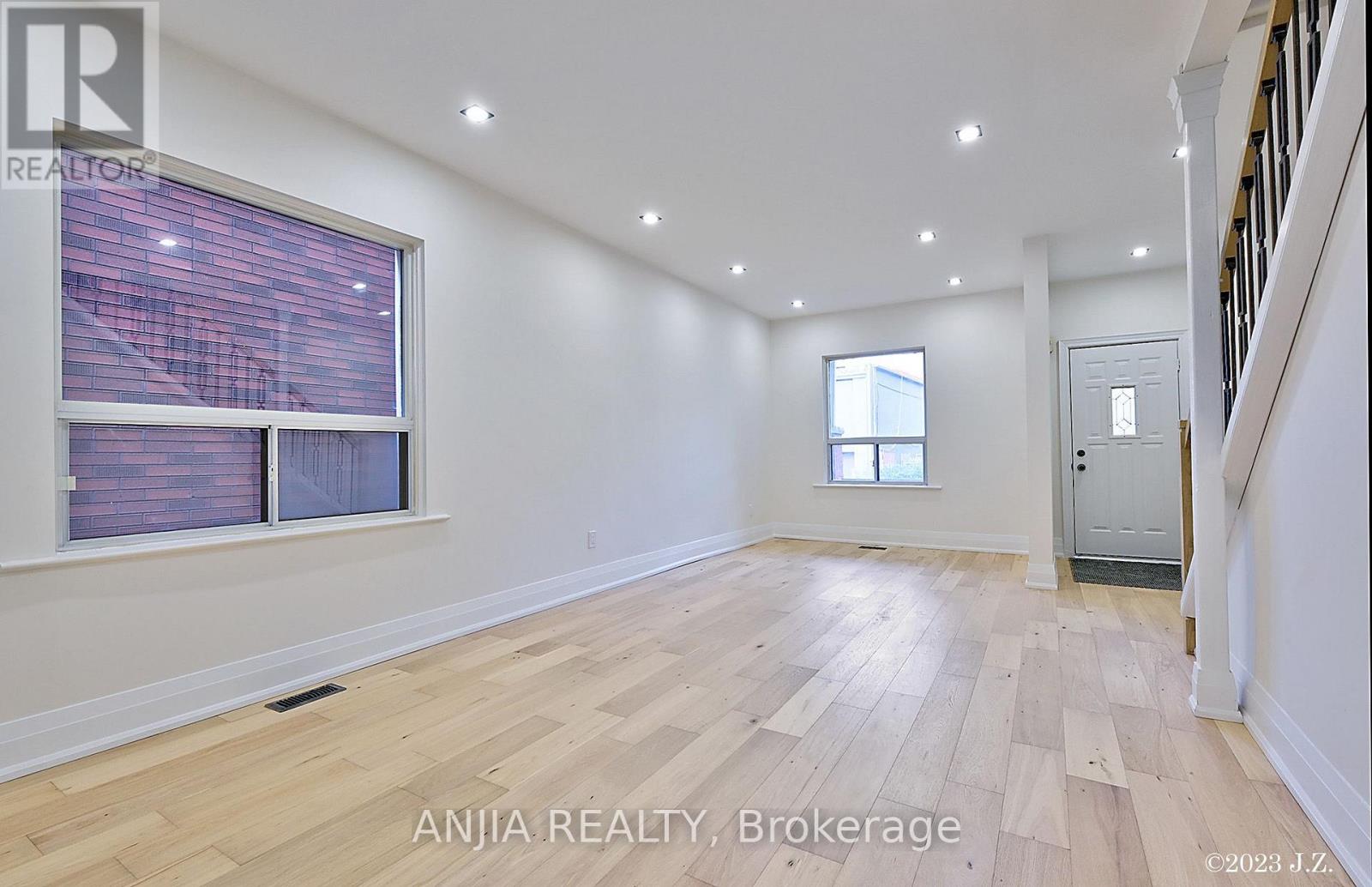 Upper - 36 Gough Avenue, Toronto, Ontario  M4K 3N7 - Photo 3 - E13629742
