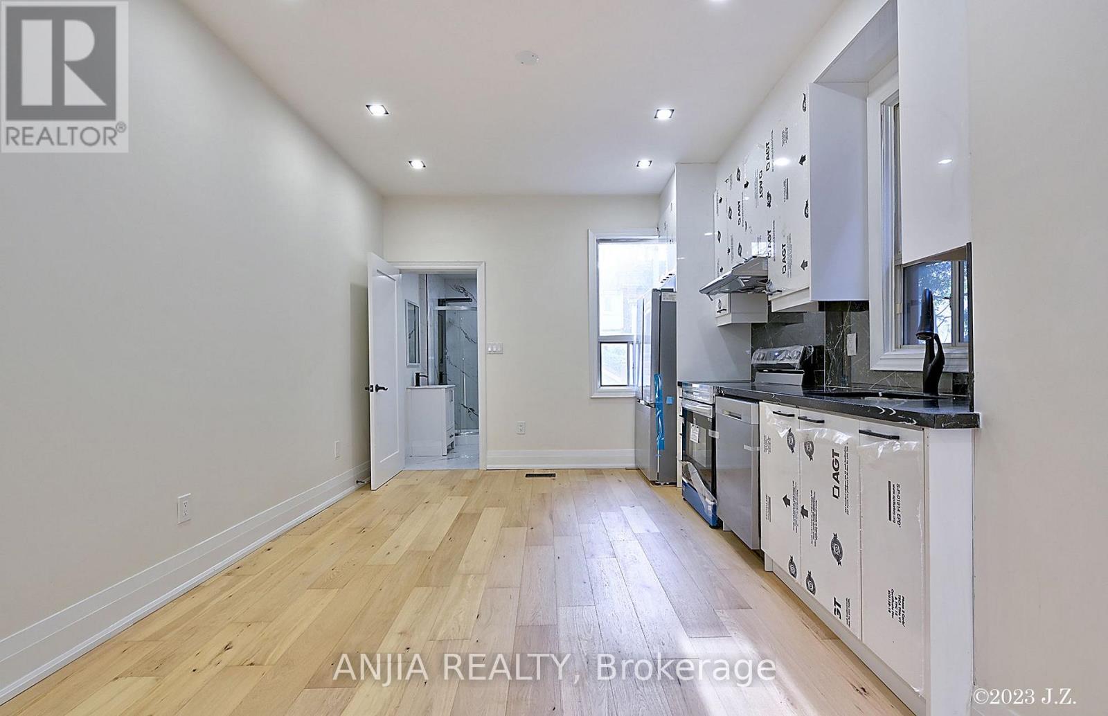 Upper - 36 Gough Avenue, Toronto, Ontario  M4K 3N7 - Photo 5 - E13629742