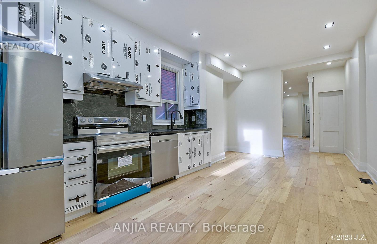 Upper - 36 Gough Avenue, Toronto, Ontario  M4K 3N7 - Photo 6 - E13629742