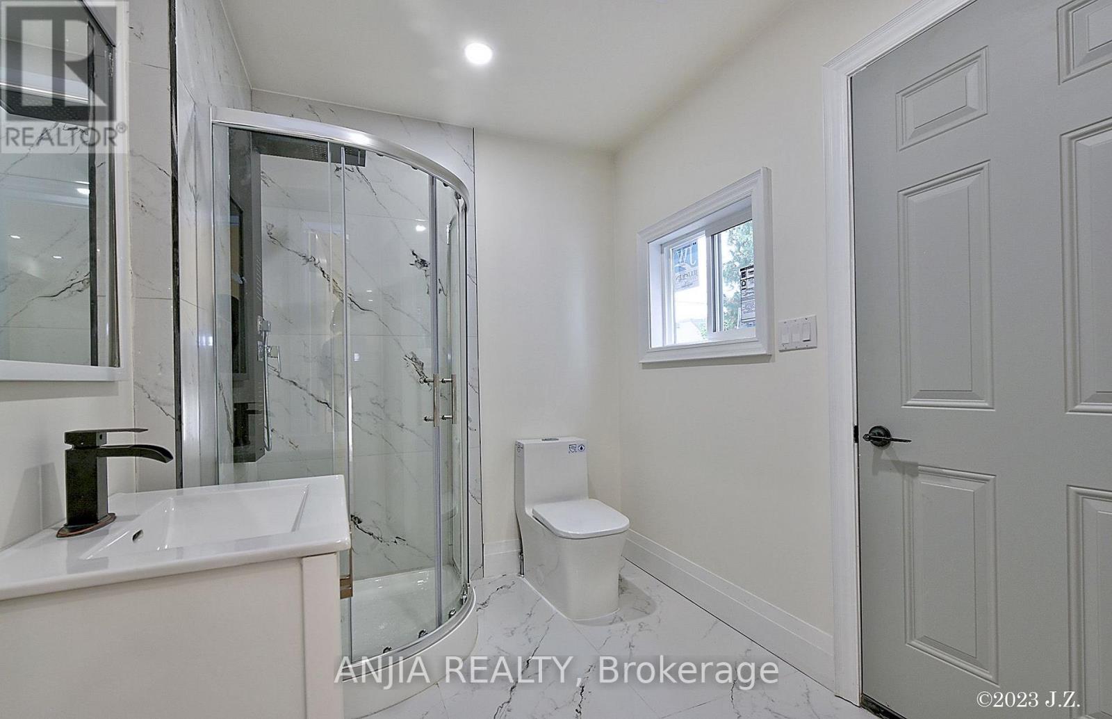 Upper - 36 Gough Avenue, Toronto, Ontario  M4K 3N7 - Photo 7 - E13629742