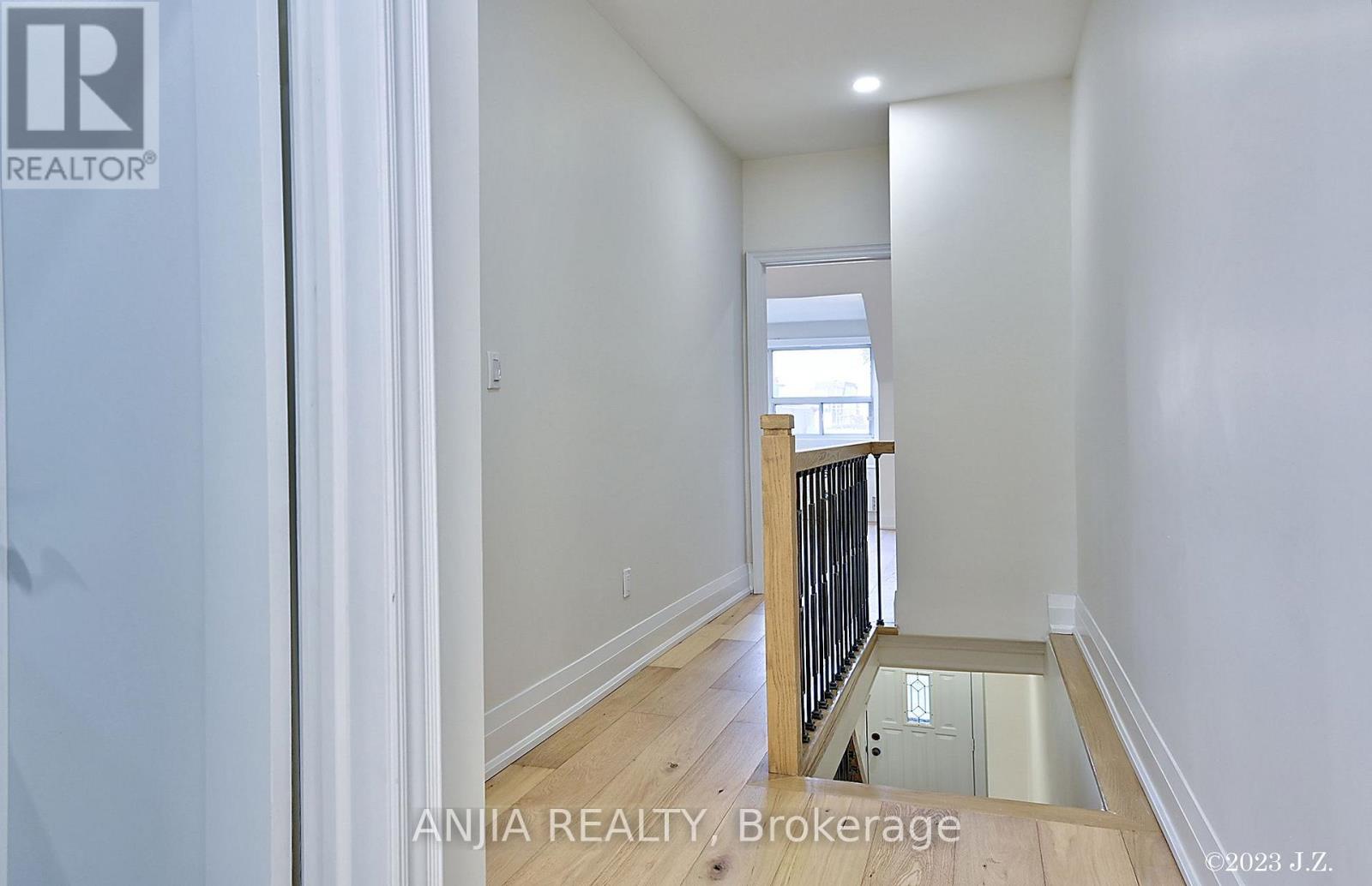 Upper - 36 Gough Avenue, Toronto, Ontario  M4K 3N7 - Photo 8 - E13629742