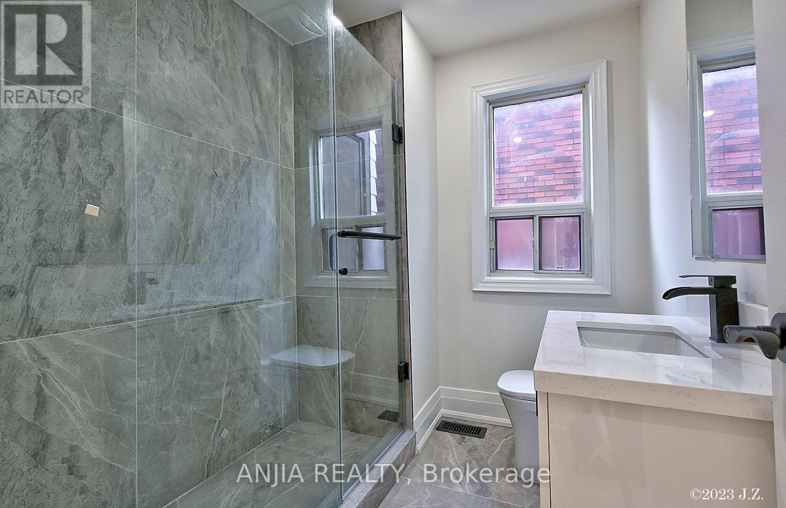 Upper - 36 Gough Avenue, Toronto, Ontario  M4K 3N7 - Photo 9 - E13629742