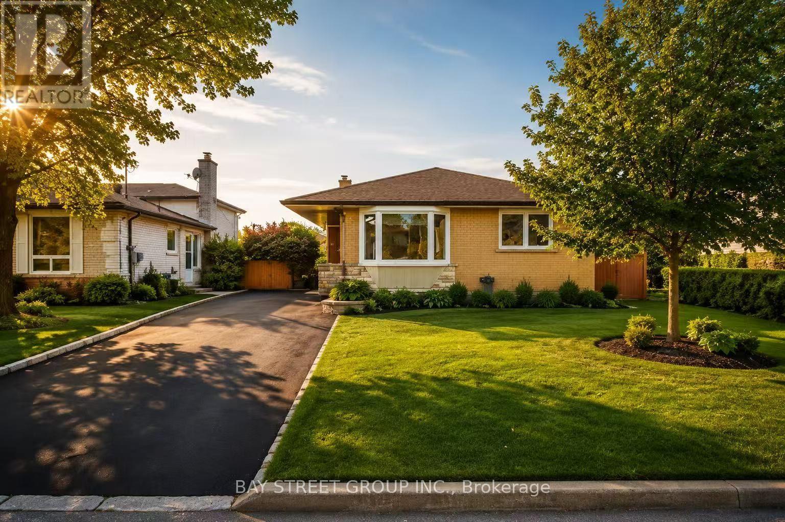 60 Warner Avenue, Toronto, Ontario  M4A 1Z4 - Photo 2 - C13579970