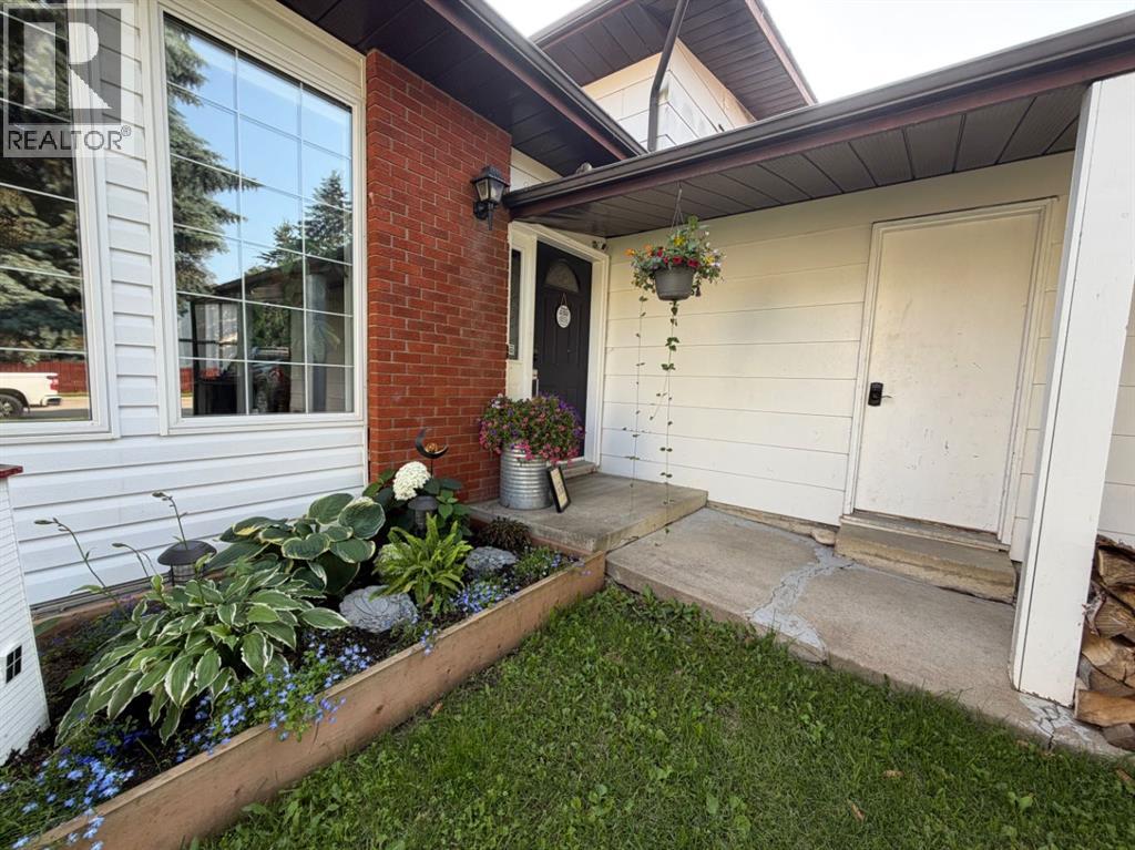 505 12 Avenue, Slave Lake, Alberta  T0G 2A3 - Photo 2 - A2331689