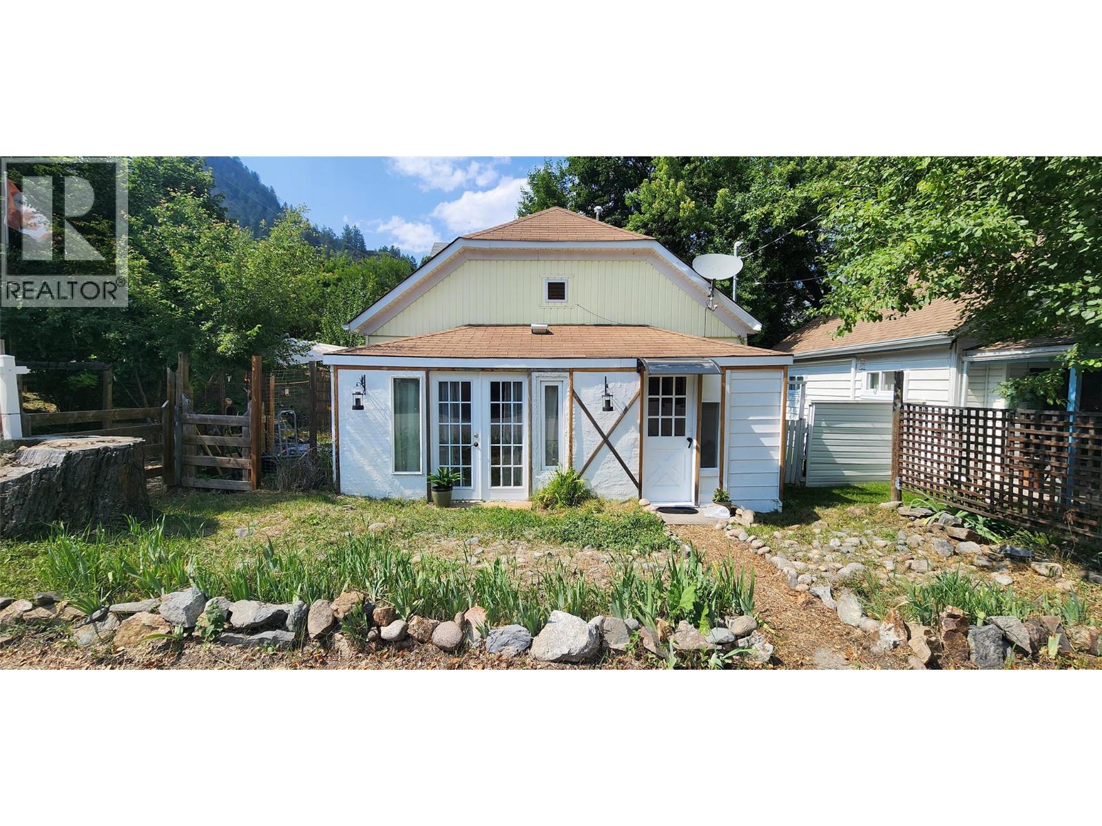 173 75th Avenue, Grand Forks, British Columbia  V0H 1H0 - Photo 2 - 10387639