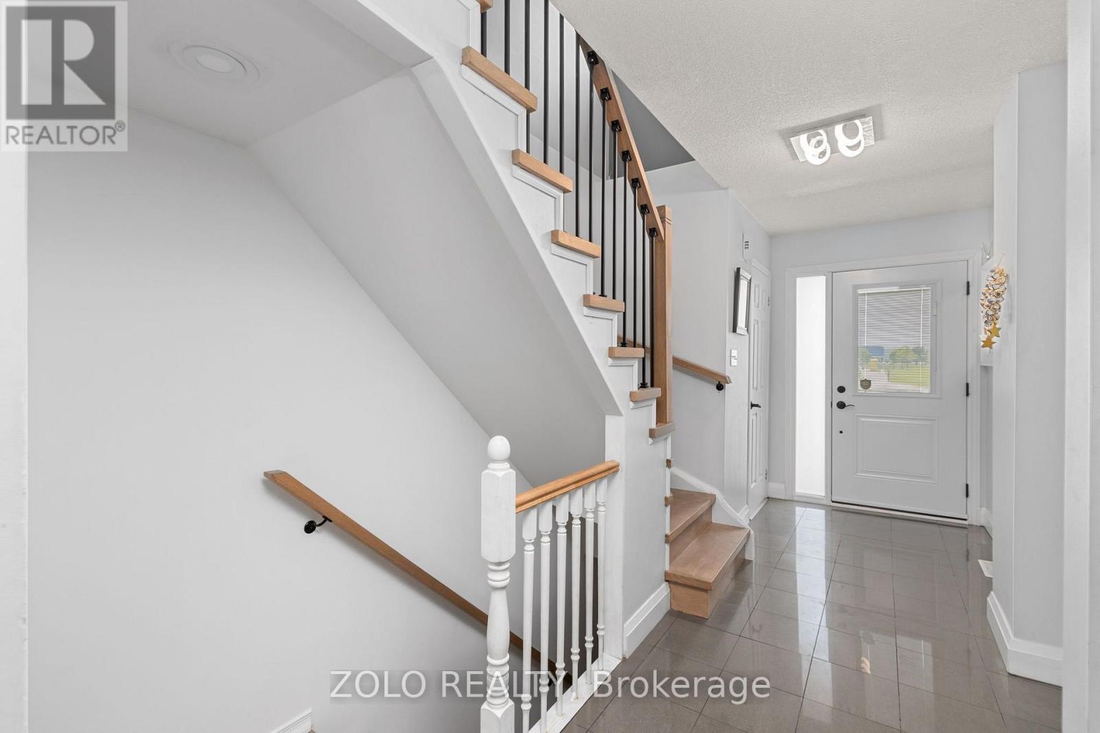 176 Fairwood Drive, Georgina, Ontario  L4P 3Y3 - Photo 2 - N13629834