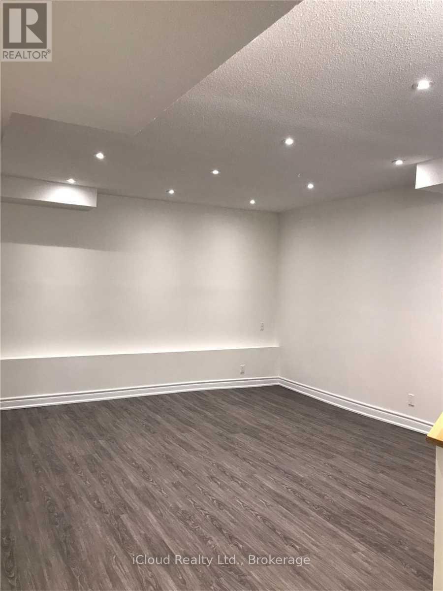 1449 Ithaca Court, Mississauga, Ontario  L5J 4L1 - Photo 10 - W13629876