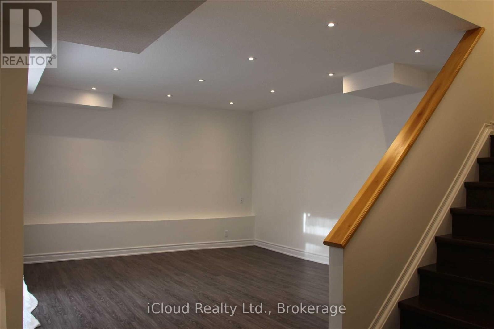 1449 Ithaca Court, Mississauga, Ontario  L5J 4L1 - Photo 3 - W13629876