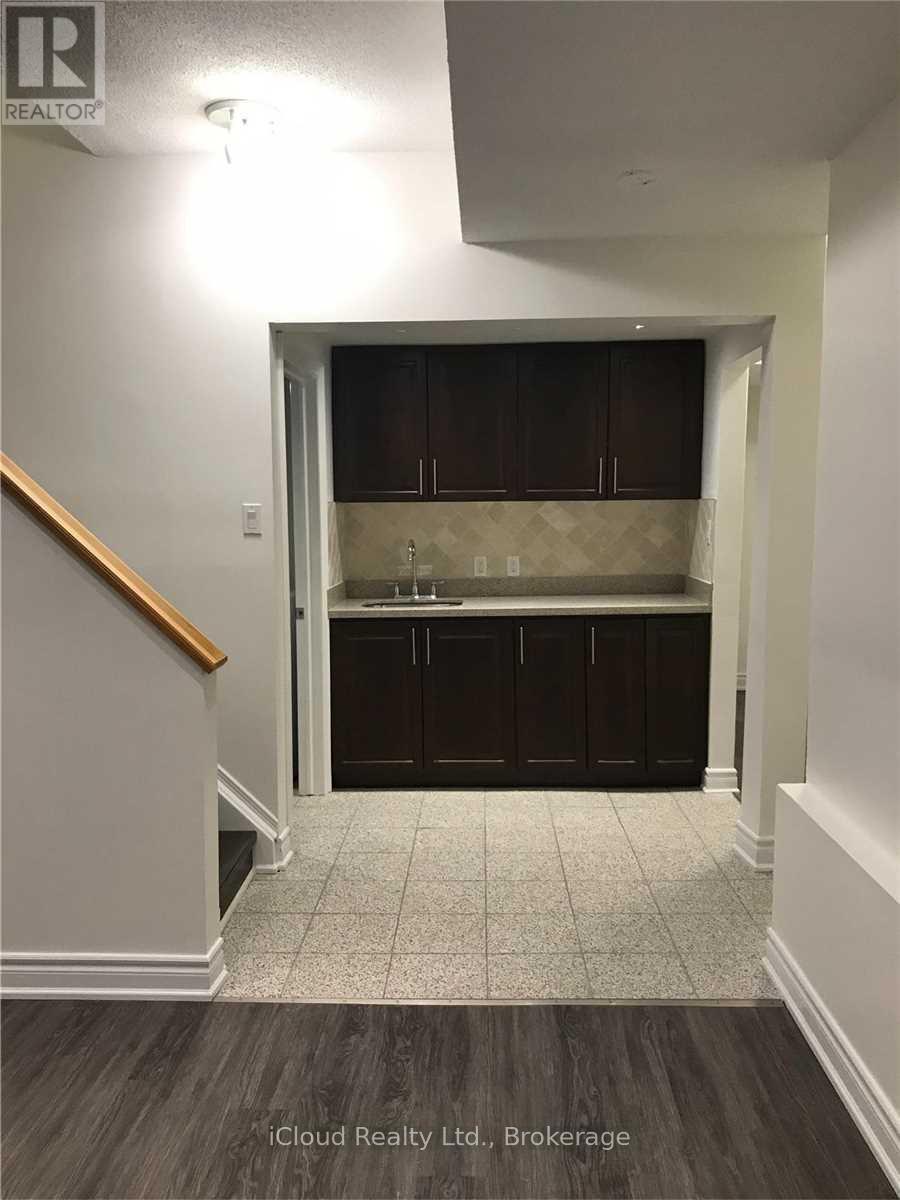 1449 Ithaca Court, Mississauga, Ontario  L5J 4L1 - Photo 5 - W13629876