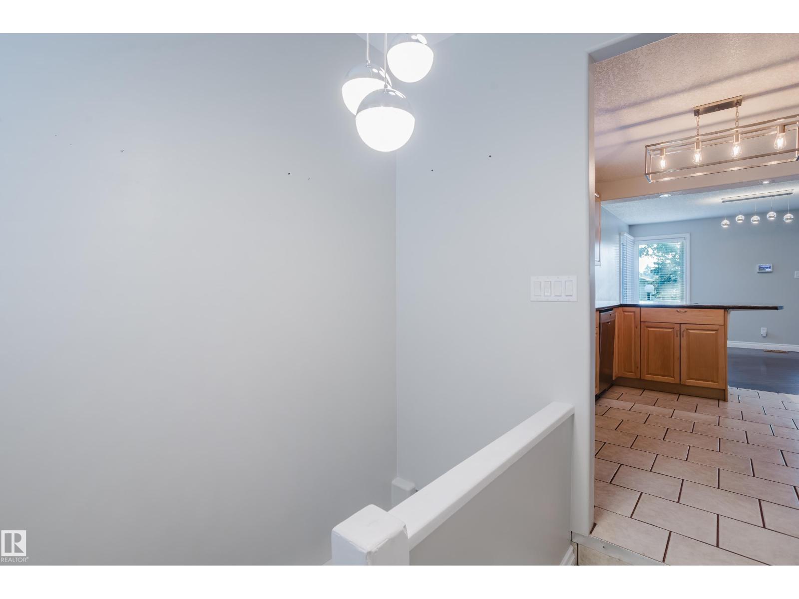 12431 81 St NW, Edmonton, Alberta  T5B 2T6 - Photo 11 - E4501835