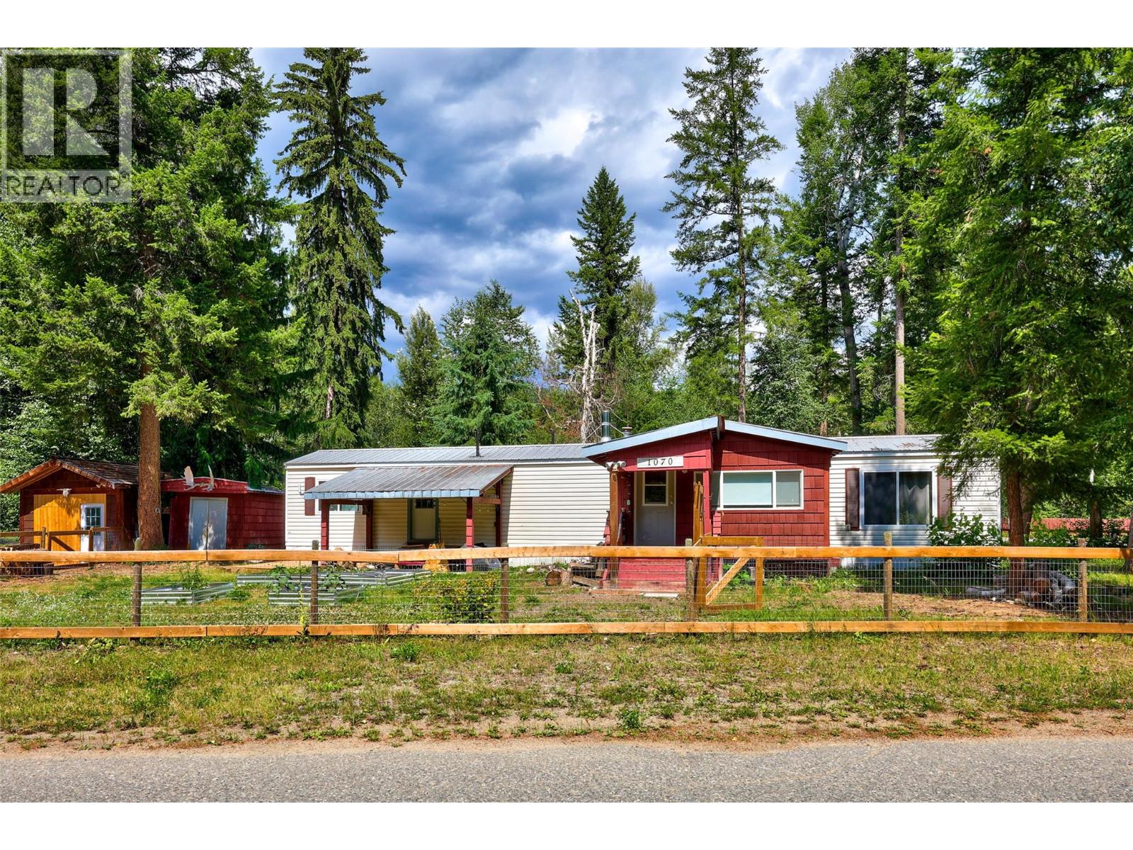 1070 Scott Drive, Clearwater, British Columbia  V0E 1N1 - Photo 3 - 10396379