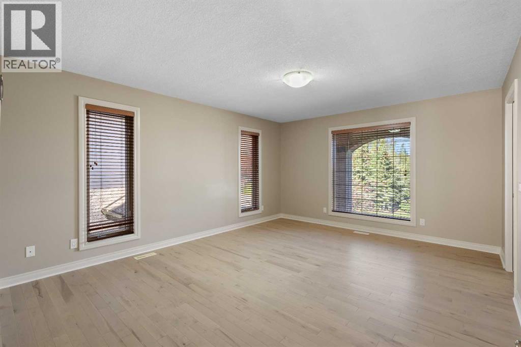 75 Discovery Ridge Mount SW, Calgary, Alberta  T3H 5G2 - Photo 18 - A2323787