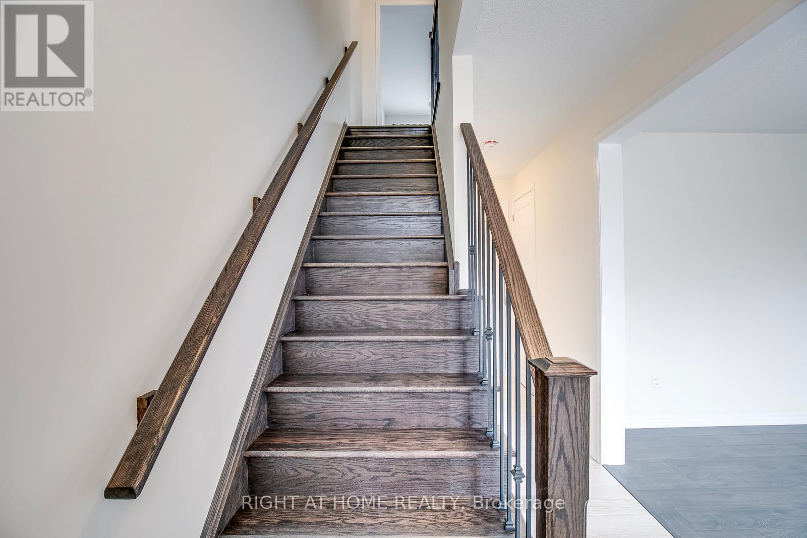 3329 Vardon Way, Oakville, Ontario  L6M 1R6 - Photo 4 - W13629954