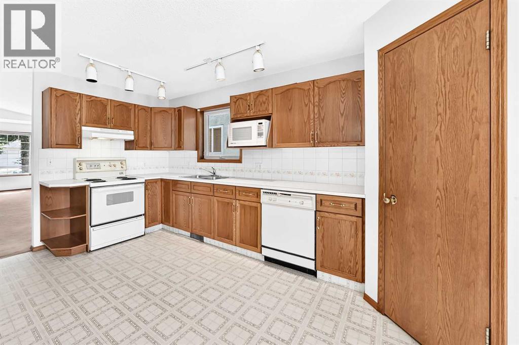 396 Hawkstone Drive NW, Calgary, Alberta  T3G 3T7 - Photo 2 - A2333537