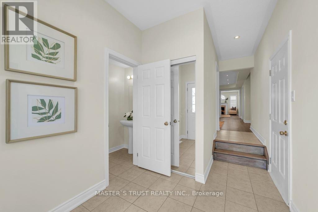 114 Herefordshire Crescent, East Gwillimbury, Ontario  L9N 0B4 - Photo 2 - N13630004