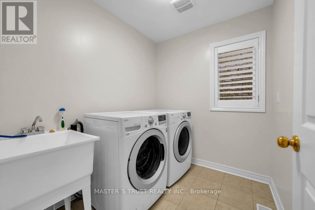 114 Herefordshire Crescent, East Gwillimbury, Ontario  L9N 0B4 - Photo 4 - N13630004