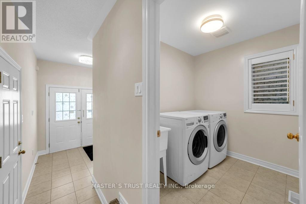 114 Herefordshire Crescent, East Gwillimbury, Ontario  L9N 0B4 - Photo 5 - N13630004