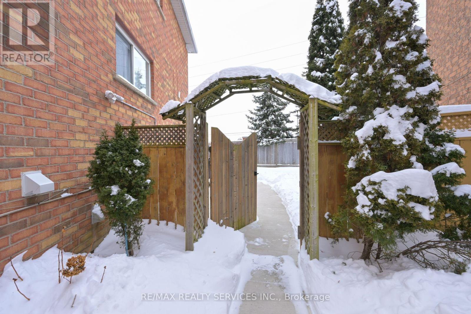 42 Brambirch Crescent, Brampton, Ontario  L7A 1V1 - Photo 2 - W13630148