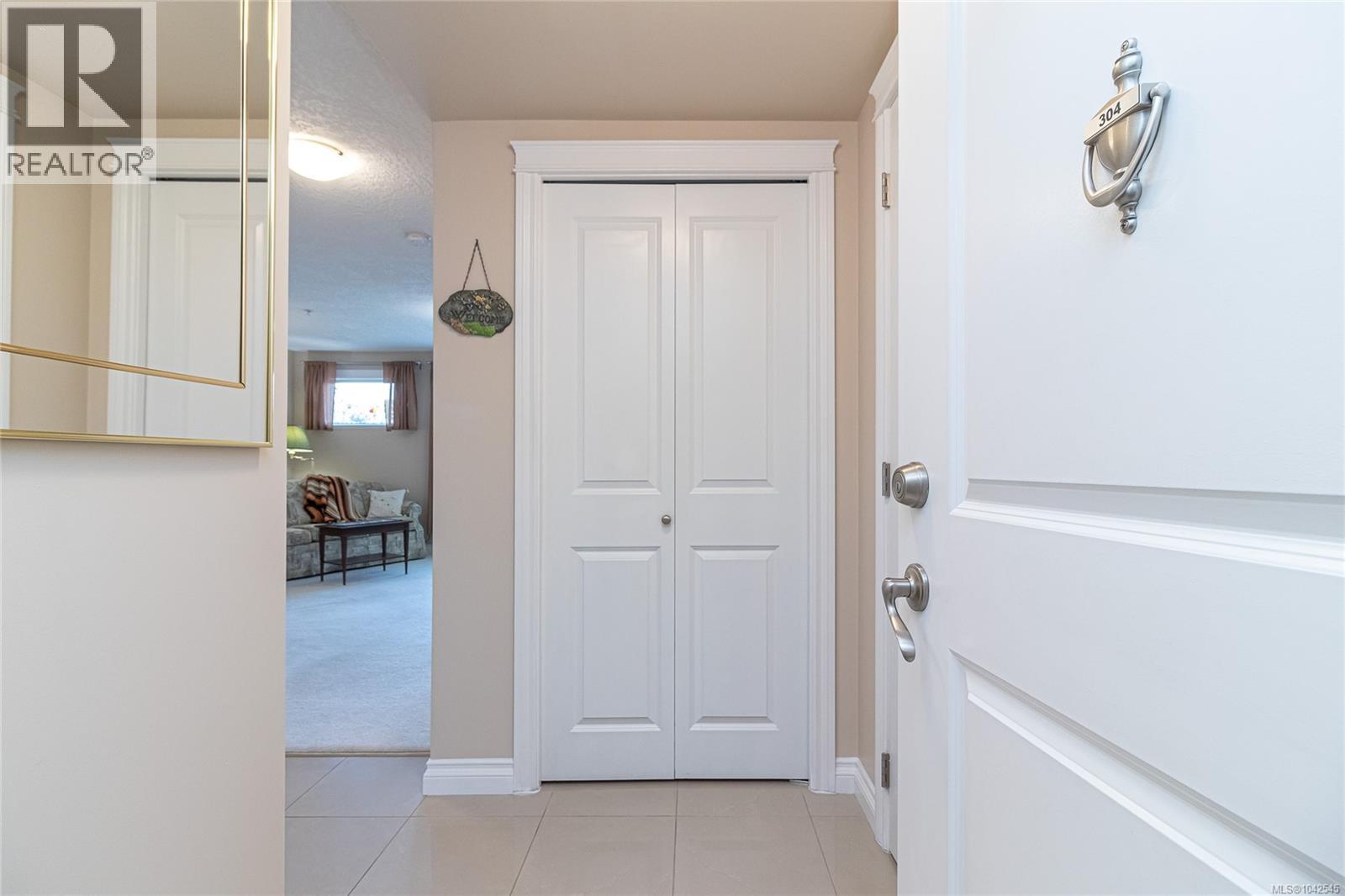 304 4536 Viewmont Ave, Saanich, British Columbia V8Z 5L2 - Photo 2 - 1042545