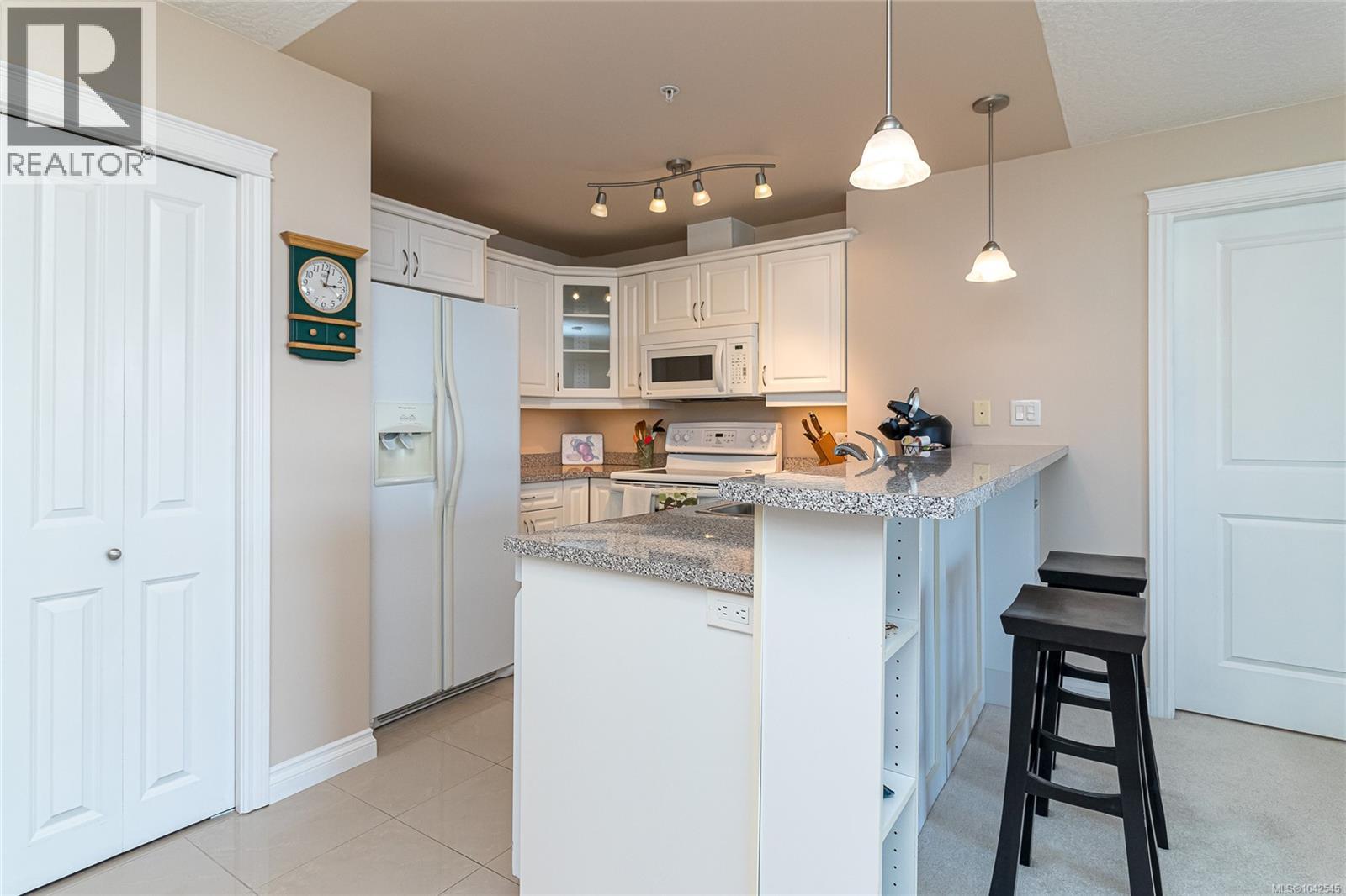 304 4536 Viewmont Ave, Saanich, British Columbia V8Z 5L2 - Photo 5 - 1042545