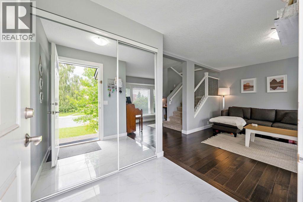 15 Woodmont Green Sw, Calgary, Alberta  T2W 4Z3 - Photo 2 - A2321617
