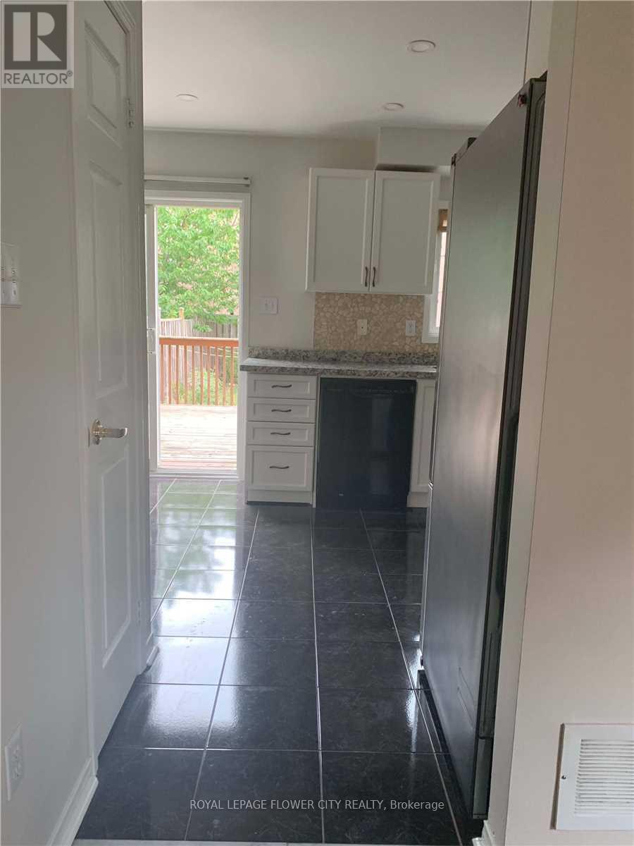 Upper - 7227 Para Place, Mississauga, Ontario  L5W 1K4 - Photo 10 - W13518772