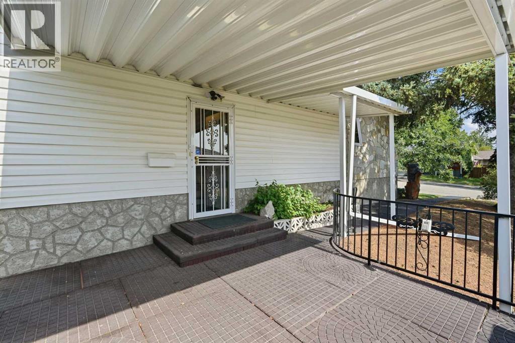 13 Tipton Place NW, Calgary, Alberta  T2K 3L6 - Photo 7 - A2333948