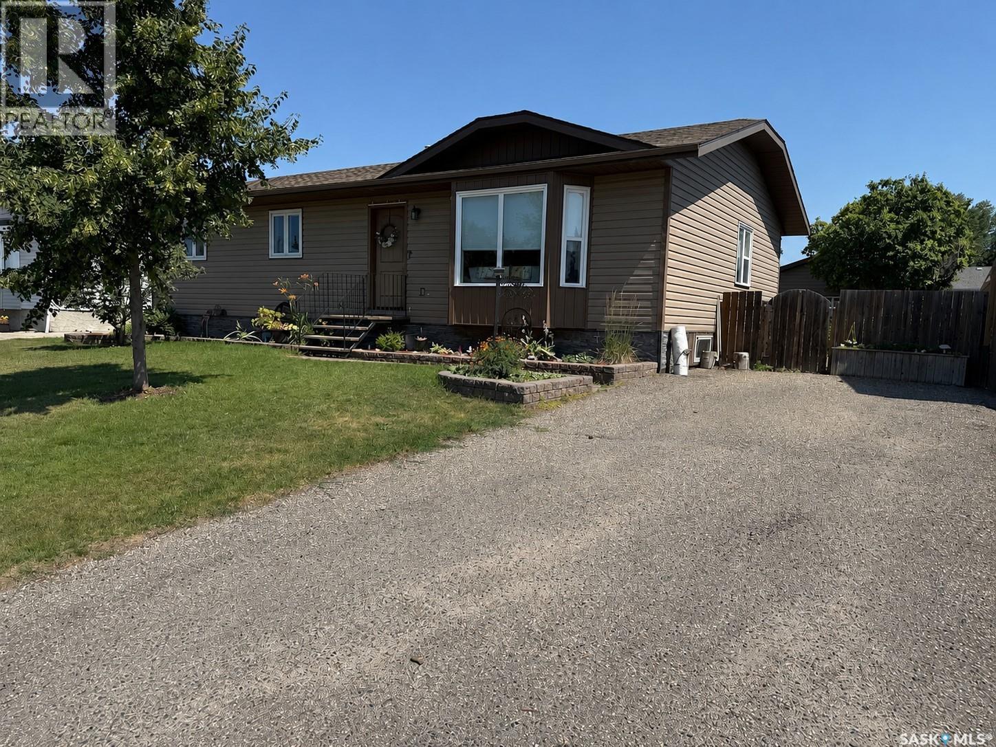 207 Maple Street, Outlook, Saskatchewan S0L 2N0 - Photo 2 - SK044253