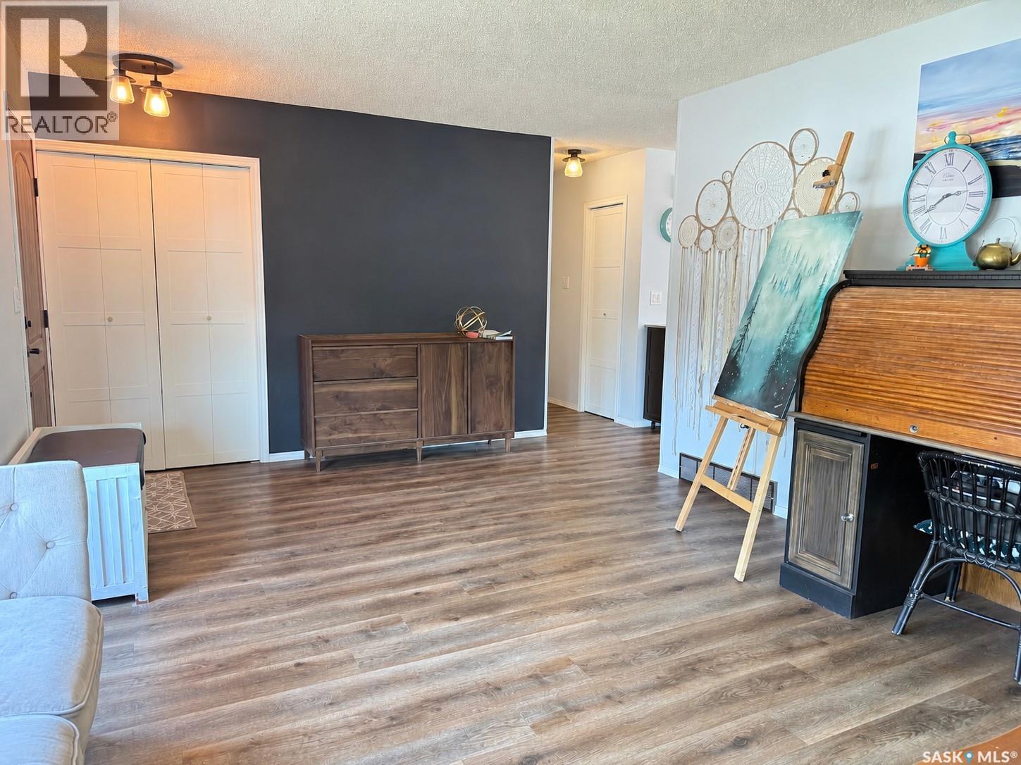 207 Maple Street, Outlook, Saskatchewan S0L 2N0 - Photo 3 - SK044253