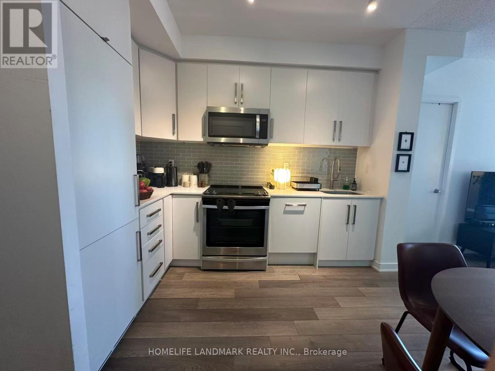 <div class="slider-price">$628,000</div><p>2807 - 5180 Yonge Street, Toronto, Ontario</p>