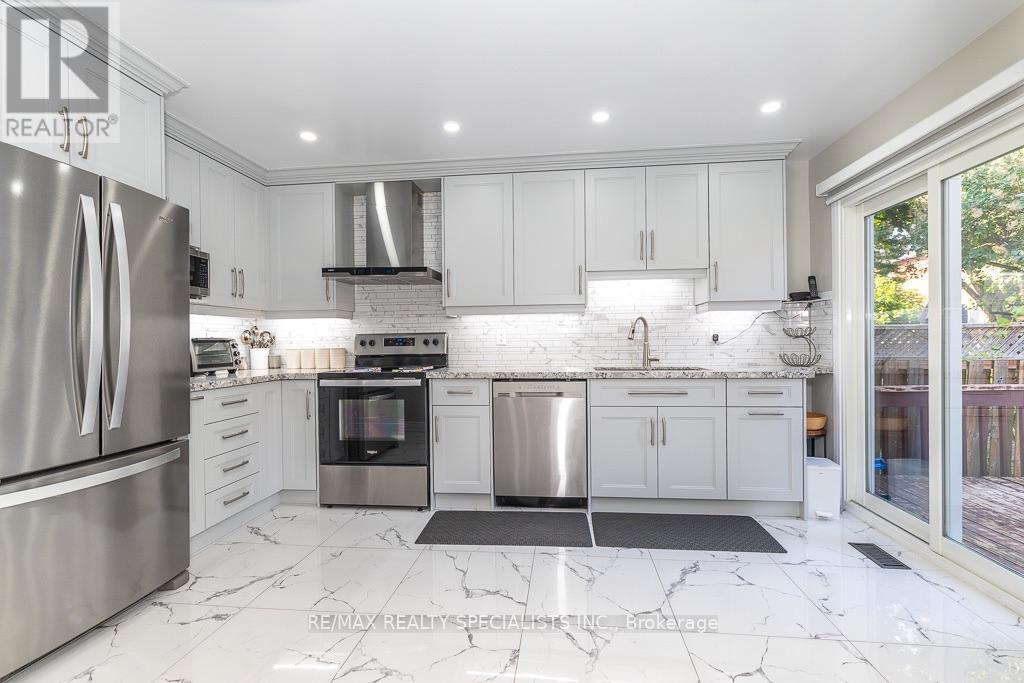 6369 Longspur Road, Mississauga, Ontario  L5N 6H1 - Photo 3 - W13630422