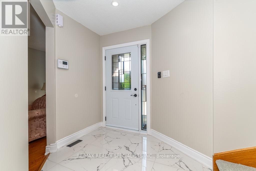 6369 Longspur Road, Mississauga, Ontario  L5N 6H1 - Photo 8 - W13630422