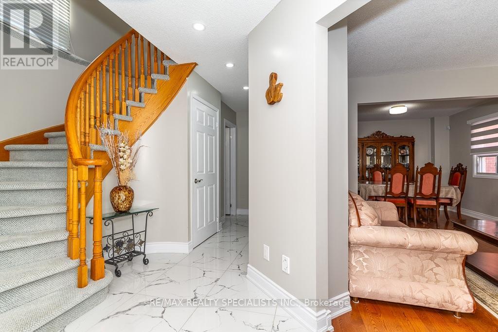 6369 Longspur Road, Mississauga, Ontario  L5N 6H1 - Photo 9 - W13630422
