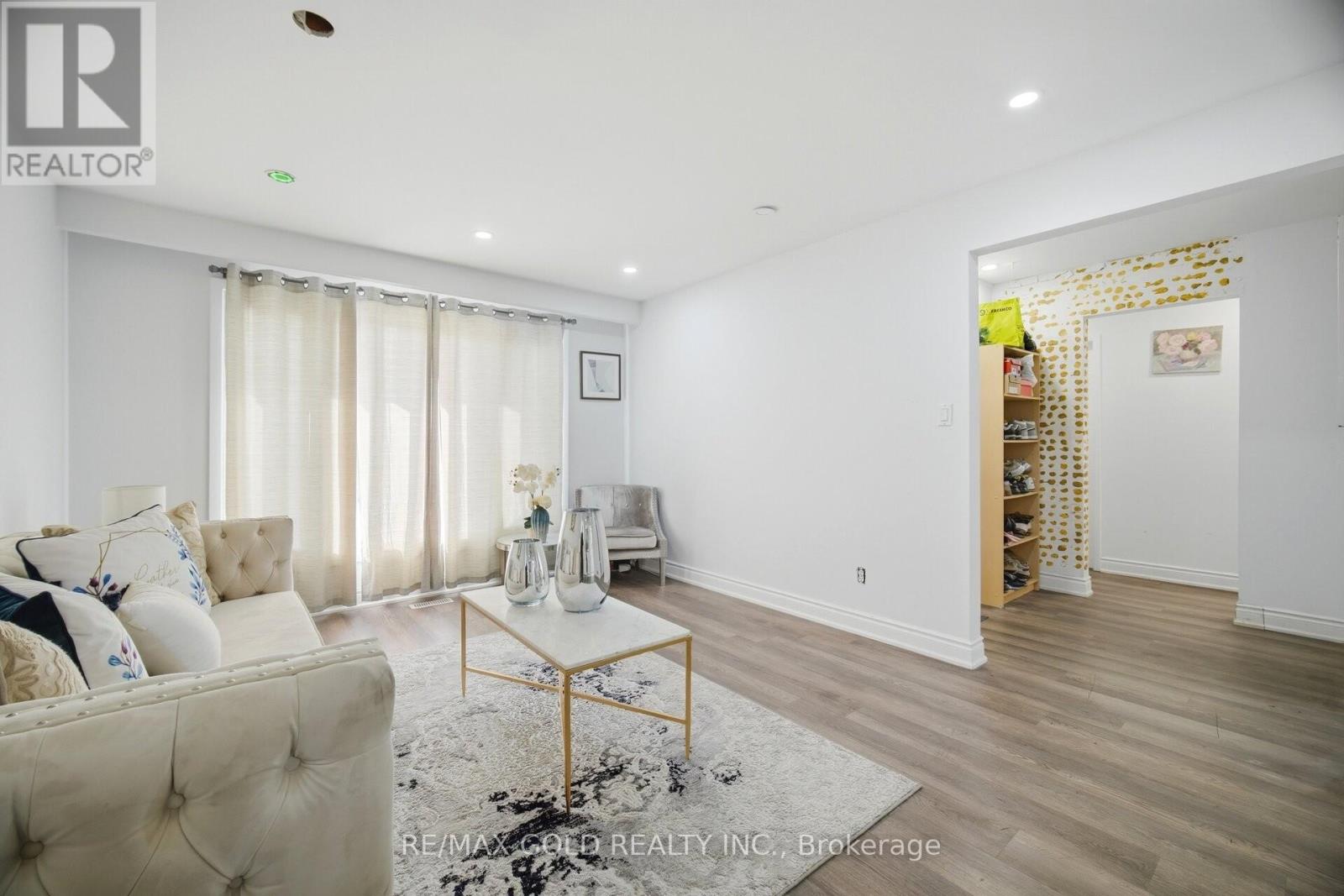 3345 Monica Drive, Mississauga, Ontario  L4T 3E6 - Photo 3 - W13630434