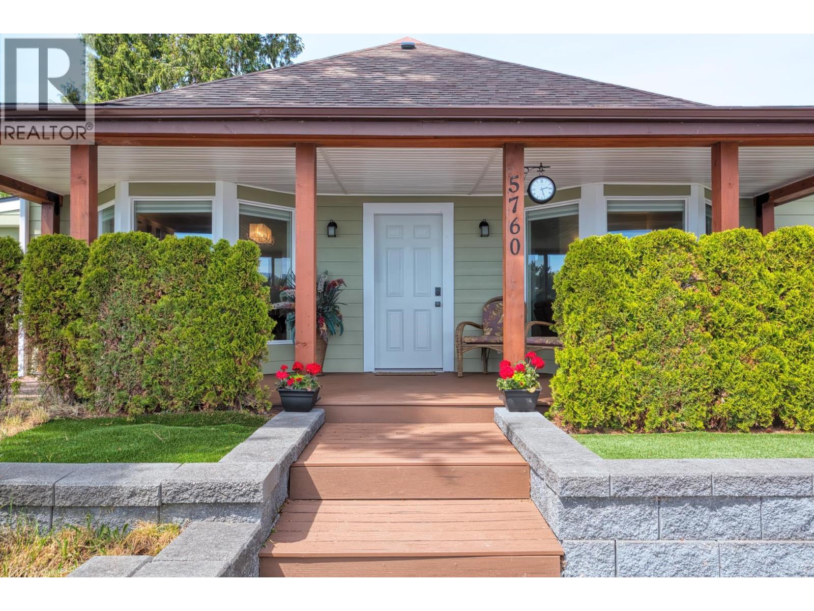5760 Boulevard Street, Sechelt, British Columbia  V0N 3A0 - Photo 9 - R3123685