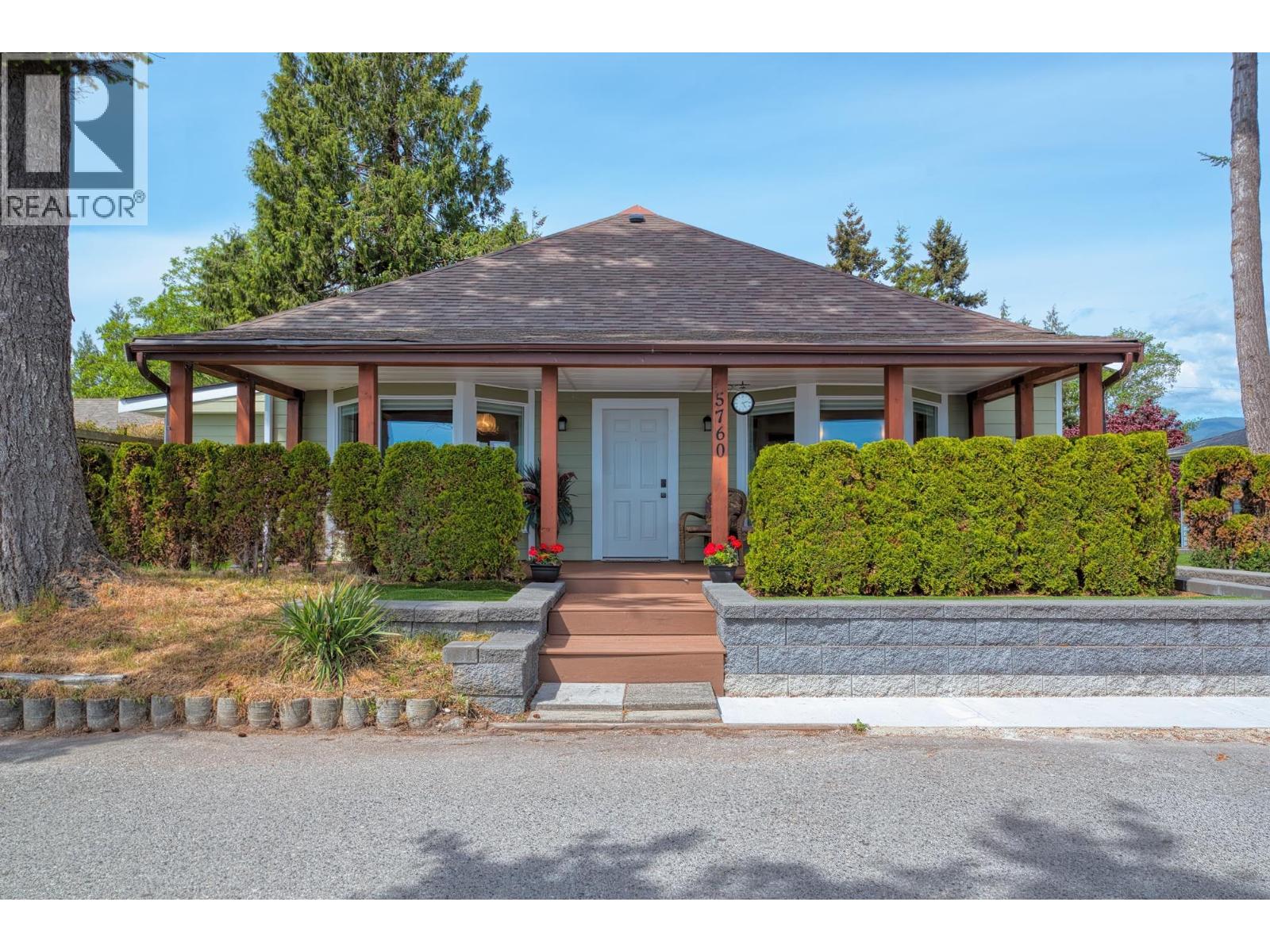 5760 Boulevard Street, Sechelt, British Columbia  V0N 3A0 - Photo 2 - R3123685