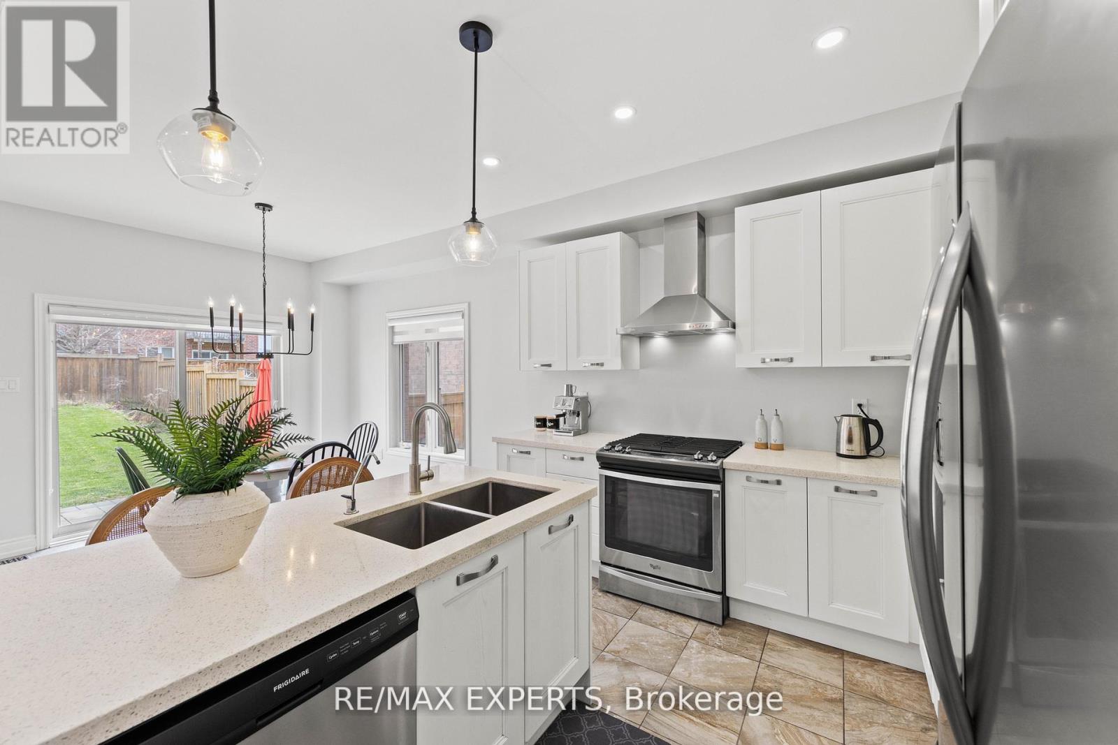 22 Manor Glen Crescent, East Gwillimbury, Ontario  L0G 1M0 - Photo 10 - N13619168