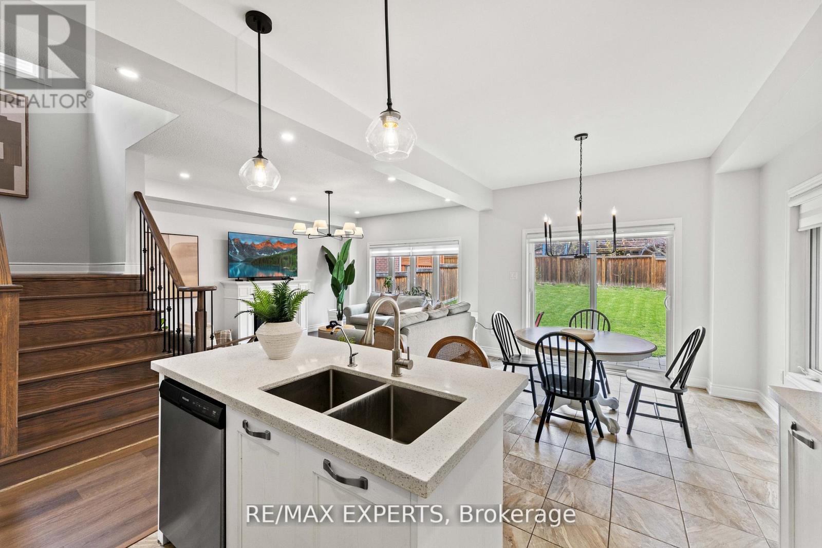 22 Manor Glen Crescent, East Gwillimbury, Ontario  L0G 1M0 - Photo 11 - N13619168
